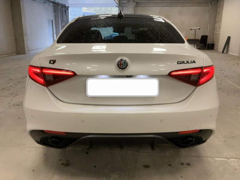 Alfa Romeo Giulia 2.0 Turbo 280CP - rate, garantie, avans 0 - 2021 - 24.350 EUR - imagine 4