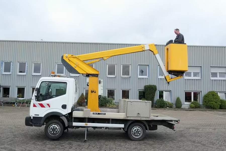 Nissan CABSTAR cu nacela 11 m inaltime de lucru - AC - 2015 - 17.900 EUR - imagine 2
